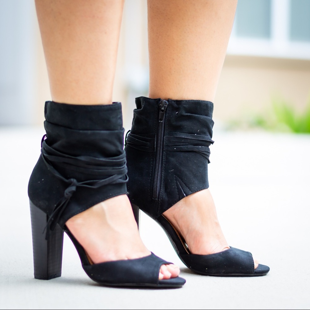 Cute heels in black. Look great with any outfit.